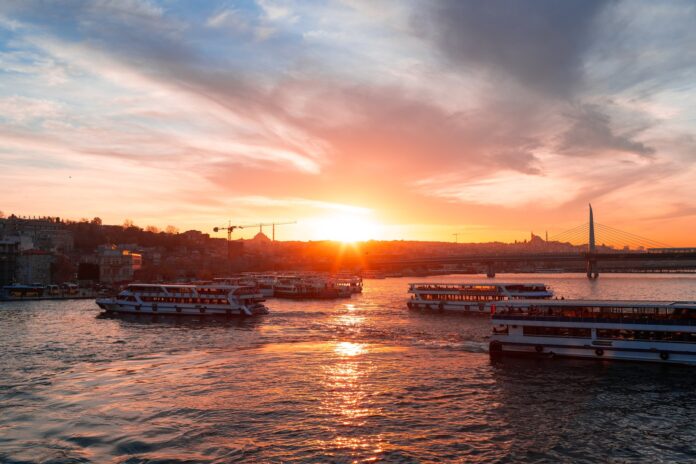 bosphorus-cruise-istanbul-sunset Boats on the Bosphorus at sunset in Istanbul, with the city skyline in the background