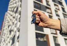 Finding an Apartment in Istanbul: Sahibinden, Scams, and Survival Tips A hand holding the key to a new apartment in Istanbul