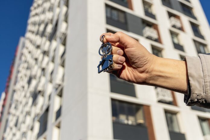 A hand holding the key to a new apartment in Istanbul