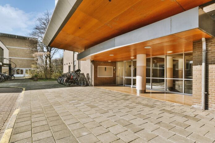 istanbul-medical-tourism-modern-hospital Modern hospital building entrance with a brick and glass facade, representing Istanbul's medical tourism facilities