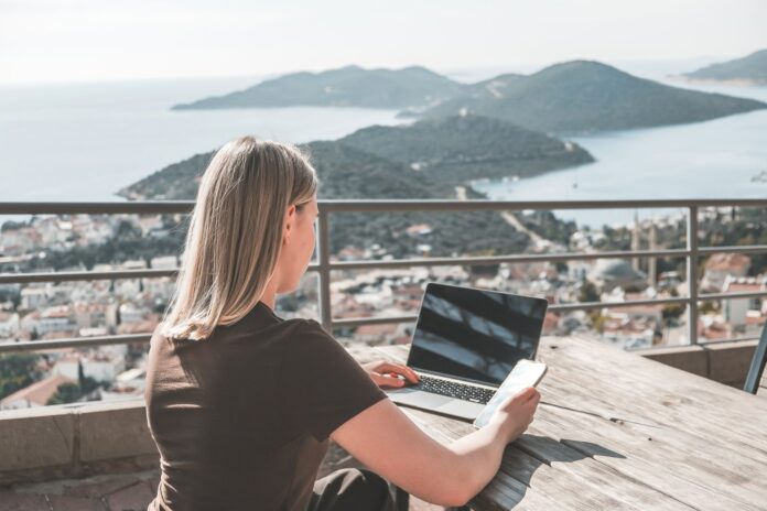 one-month-istanbul-digital-nomad Digital nomad working remotely with a laptop while enjoying a long stay abroad