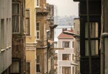 Where NOT to Stay in Istanbul: Areas to Avoid and Why Narrow Istanbul side street with a glimpse of the sea in the distance