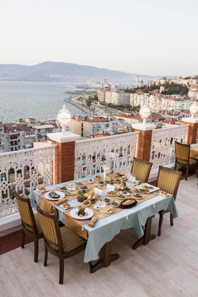 best-rooftop-restaurants-istanbul-1 Restaurant table set up with a view of the sea, evoking an Istanbul rooftop dinner