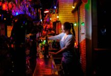 Beyoğlu Nightlife: Bars, Live Music, and Late Night Eats Lively bar scene in Beyoğlu, Istanbul at night
