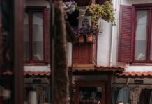 Cihangir Walking Guide: The Bohemian Heart of Beyoğlu A family walking through a colorful Cihangir-style street in Beyoğlu, Istanbul