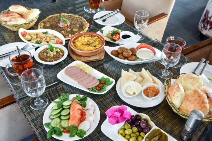 eating-sultanahmet-best-local-spots-1 Colorful Turkish meze spread on a Sultanahmet restaurant table