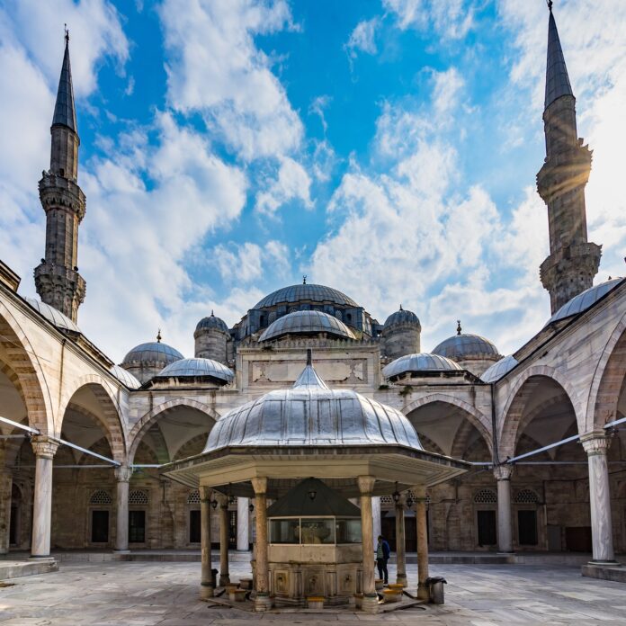 hidden-mosques-istanbul-tourists-skip-1 Şehzade Mosque in Fatih, Istanbul on a cloudy day