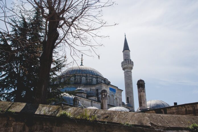 inside-fatih-religious-historical A historic mosque in Fatih, Istanbul's old city