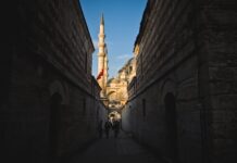 Sultanahmet Hidden Corners: Side Streets Most Tourists Miss Narrow historic alley in Sultanahmet, Istanbul, with mosque minarets in view