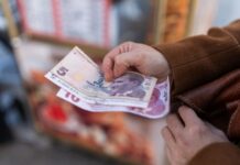 Tipping in Istanbul 2026: Restaurants, Taxis, Hotels, and More Turkish lira bills left as a tip on a restaurant bill