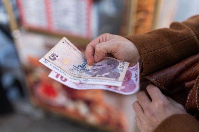 tipping-istanbul-2026-guide Turkish lira bills left as a tip on a restaurant bill