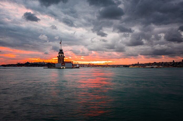 uskudar-sunset-tour-salacak-1 Maiden's Tower (Kız Kulesi) at sunset, viewed from Üsküdar, Istanbul