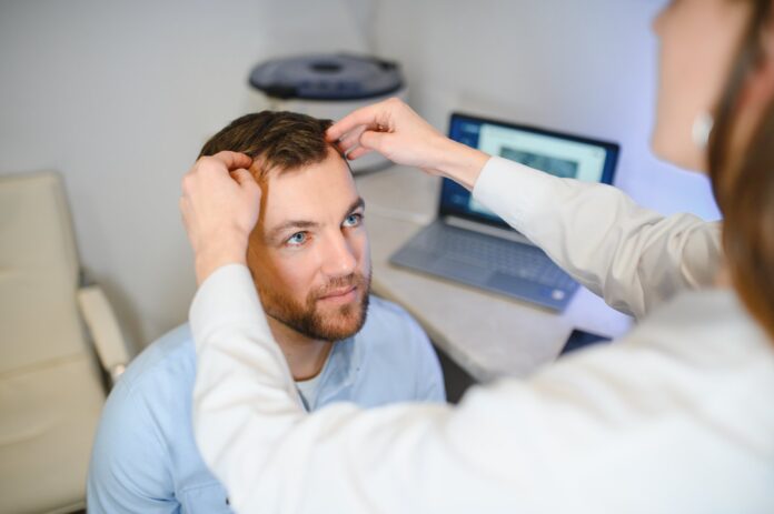 what-goes-wrong-hair-transplants-turkey Doctor consulting with a patient about hair transplant risks