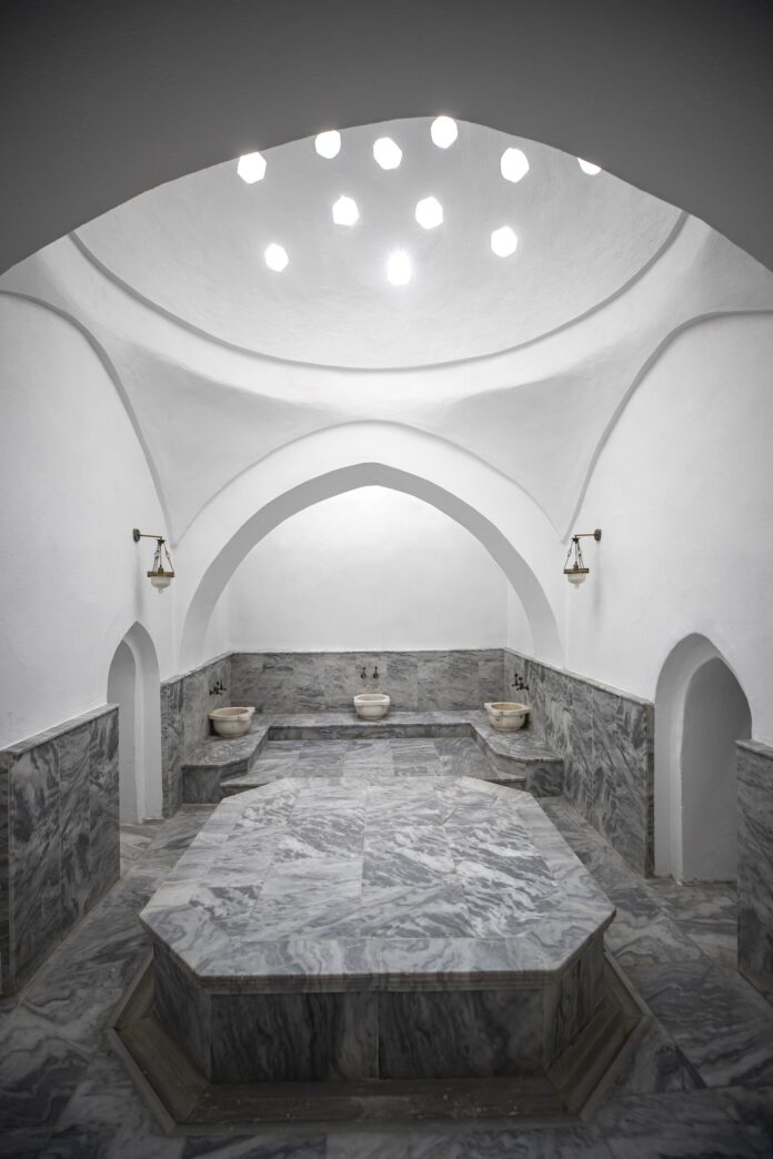 best-hammams-istanbul-2026-marble-interior Traditional Turkish hammam interior with a domed marble ceiling and central göbek taşı platform