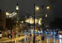 Rainy Day in Istanbul: 15 Indoor Things to Do Rainy day scene in Istanbul with a wet cobblestone street